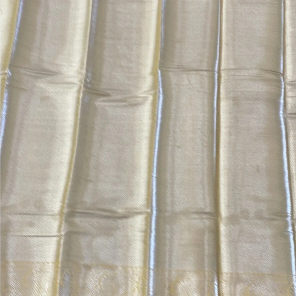Elegant Gold Floral Jacquard saree - Shimmering Cream-Gold